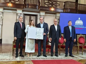 Rectora de la UAPA recibe certificacion de Evaluacion Quinquenal