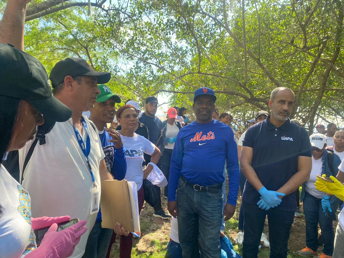 Recinto Santo Domingo realiza jornada de saneamiento en los manglares de Nigua