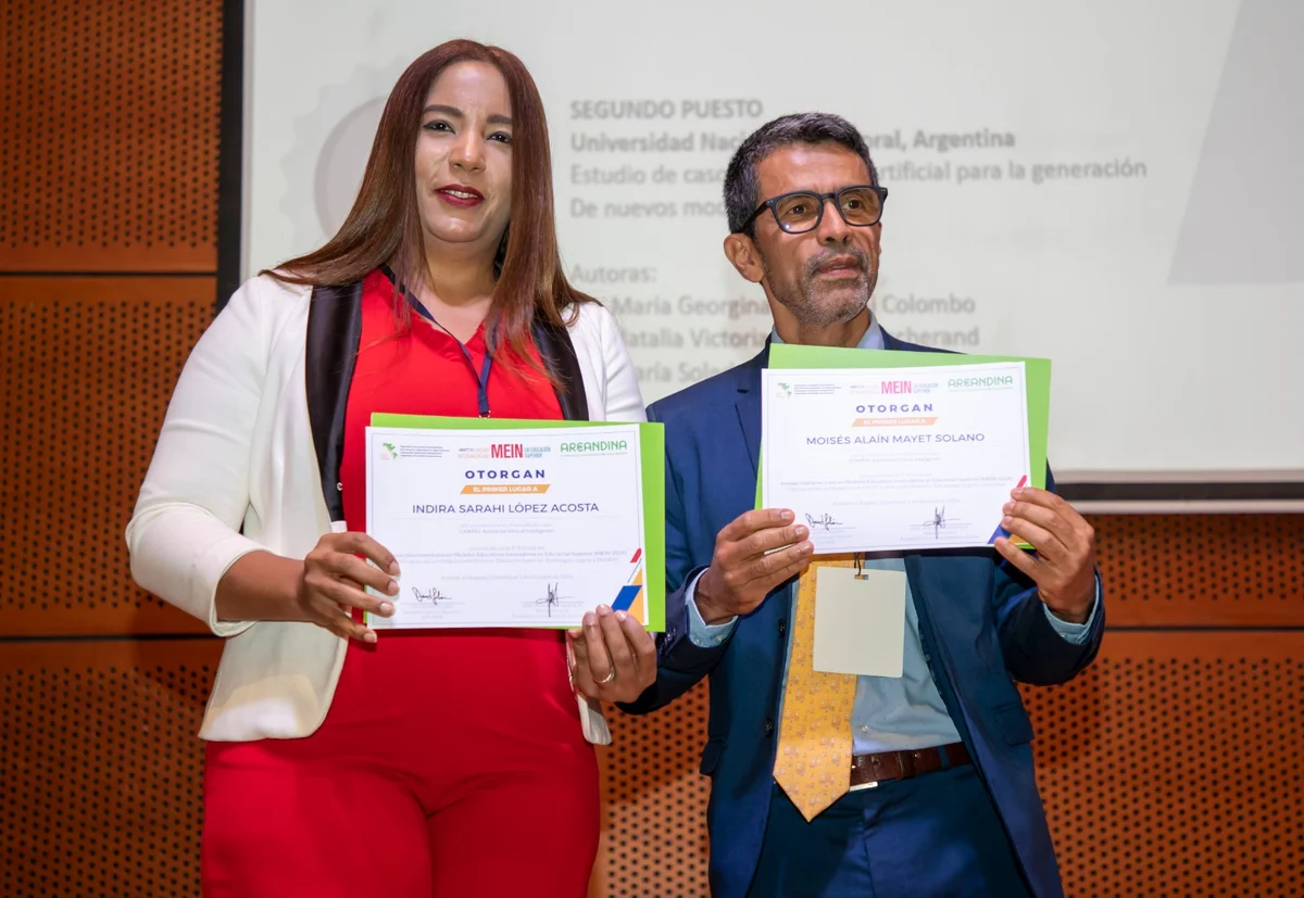 Reyna Hirlado recine el premio de la UAPA